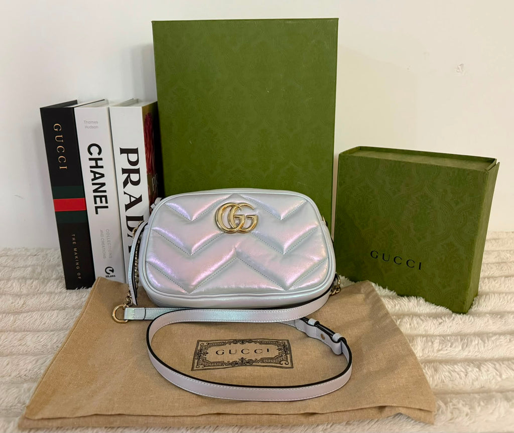 Bolsa Gucci GG Marmont Matelassé blanca – vista completa con dust bag y caja verde